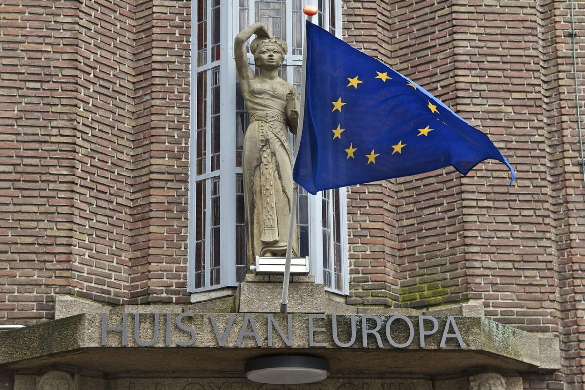 the hague, holland, netherlands, scheveningen, architecture, urban, downtown, european flag, banner, europe, flag, blue, stars, euro flag, figure, stone figure, art, sculpture, statue, stone, lady, europe house, clinker, historical, tourism, historic center, masonry, buildings